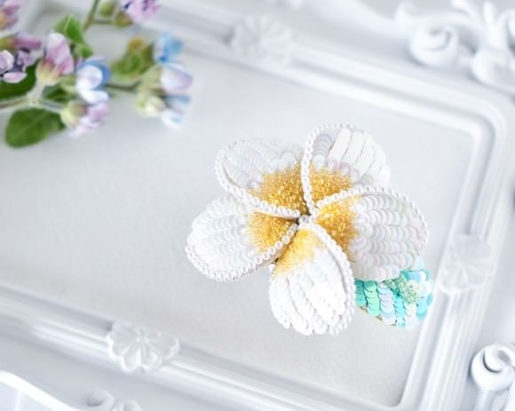 アトリエアリニャン プルメリアのブローチ＆ヘアクリップ